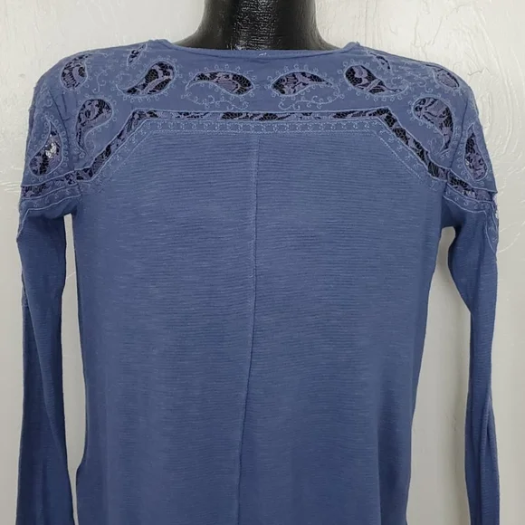 Free People blue long sleeve lace distressed top shirt women size XS - Picture 5 of 8